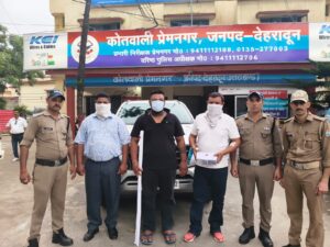 बीच सड़क निकाली पिस्तौल, डंडों से मारपीट, देहरादून में हुड़दंगियों का पुलिस ने उतारा भूत, 03 गिरफ्तार