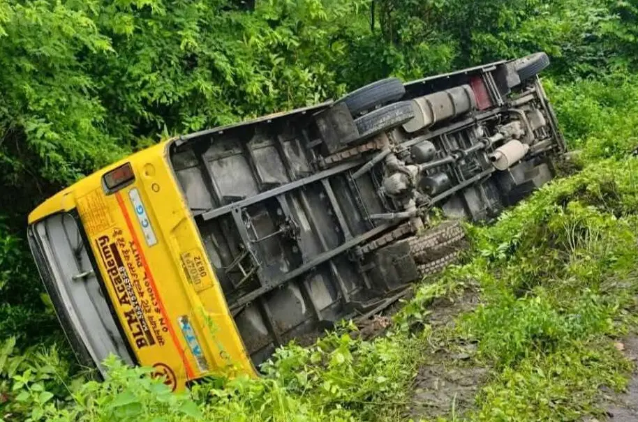 उत्तराखंड में भीषण सड़क हादसा, स्कूली बच्चों से भरी बस पलटी, कई बच्चे घायल