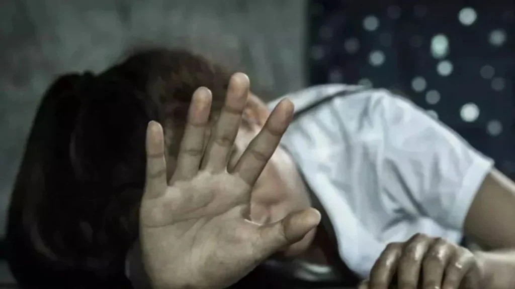 घर में घुसकर महिला से दुष्कर्म, अश्लील वीडियो भी बनाई, पीड़िता ने पुलिस से लगाई मदद की गुहार