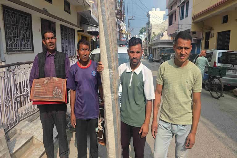 गर्म कपड़े बेचने वालों ने भरी ठंडी आहें, नेपाल हिंसा पर जताई चिंता, कहा शांति से निकालें समाधान