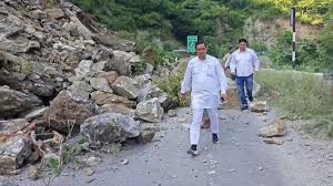 बदरीनाथ हाईवे पर भयंकर लैंडस्लाइड, बाल बाल बची BJP सांसद की जान, टला बड़ा हादसा
