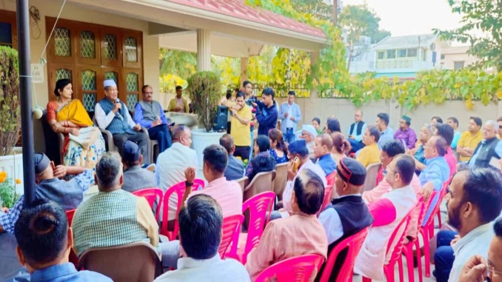 हरीश रावत ने कांग्रेसियों के साथ की गुड़ के कटके वाली चाय पार्टी, सेवा दल अध्यक्ष ने गिनाईं पार्टी की कमियां