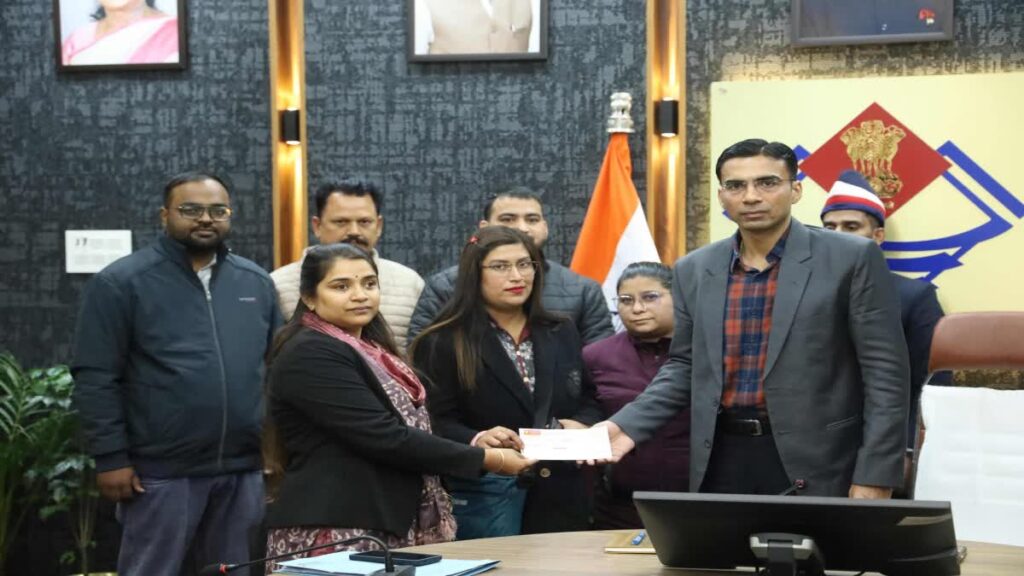 बैंक अतिरिक्त धनराशि जमा करने का बना रहा था दबाव, देहरादून डीएम ने बुजुर्ग विधवा को दिलाया न्याय