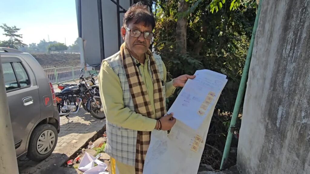 देश सेवा करता रहा CRPF जवान, रिटायर होकर घर लौटा तो खतौनी से गायब मिली पुश्तैनी जमीन!