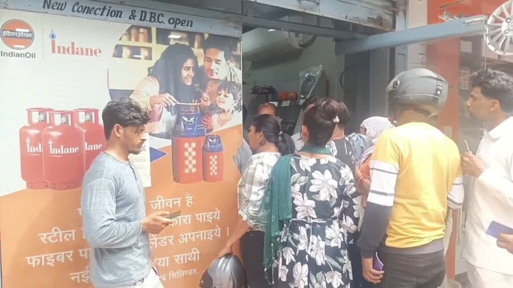 ईरान इजरायल युद्ध का असर, गैस सिलिंडर लेने की होड़, एक्शन में प्रशासन, जानिये हालात