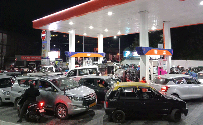 नैनीताल: दुपहिया वाहन ₹200 और फोर व्हीलर को केवल ₹500 पेट्रोल मिलने का दावा, जानें क्या कहते हैं संचालक